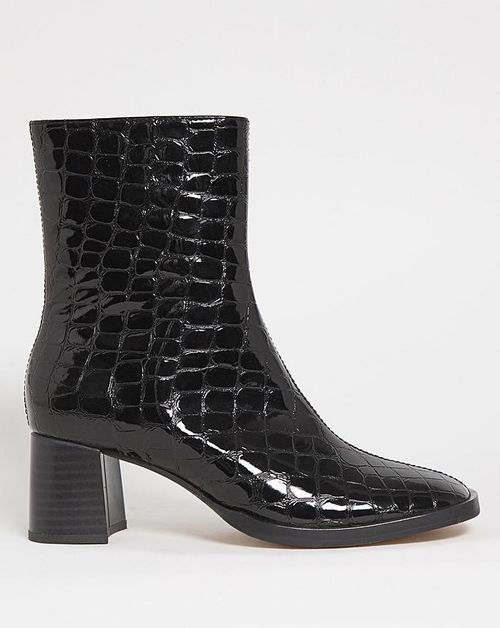 Women Black Leatherette Boot IN21175175