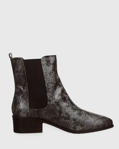Women Black Leather Boot IN21149149