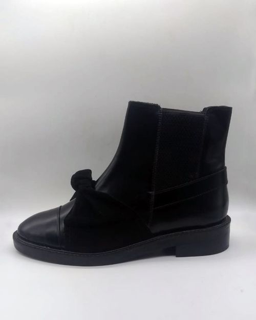 Women Black Leather Boot IN22432432