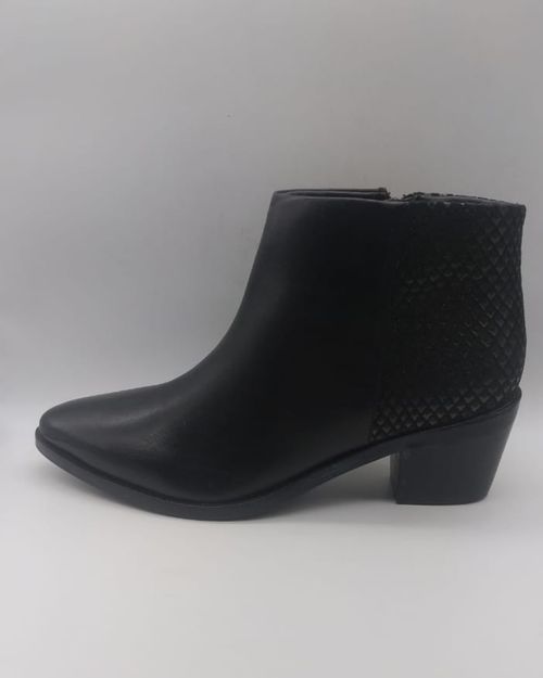 Women Black Leather Boot IN22435435