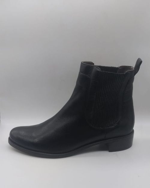 Women Black Leather Boot IN22433433